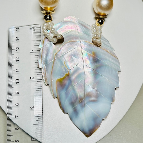 Vintage Beautiful Mother of Pearl Carved Leaf pendant necklace - Picture 15 of 16